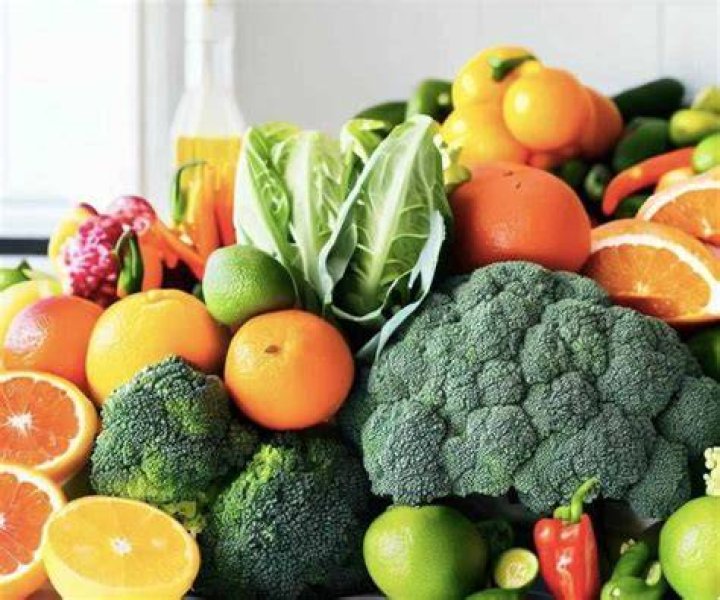 What vitamins are supplied by green leafy vegetables by citrus fruits?